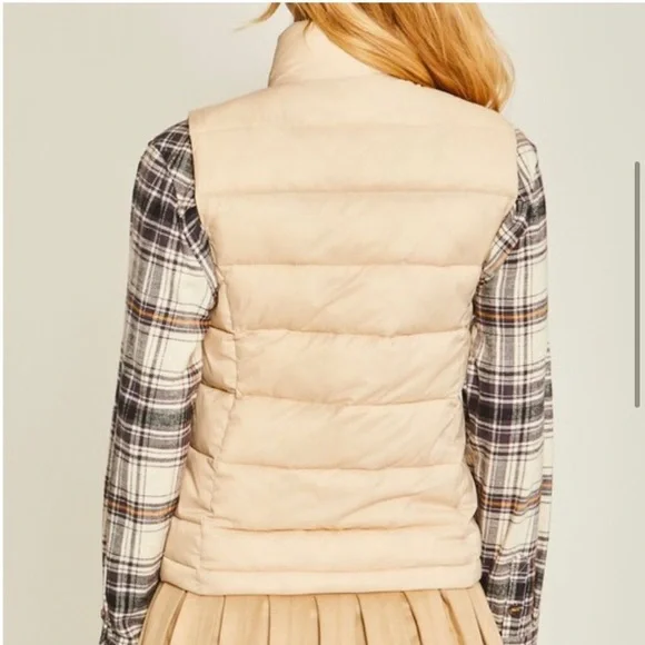 Gorgeous women’s lightweight puffer fall winter vest convertible carrying case - Picture 3 of 6